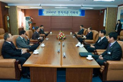 정치자금 기탁식에서 자리에 앉아 말씀을 나누고 계신 시장님과 관련인사들4