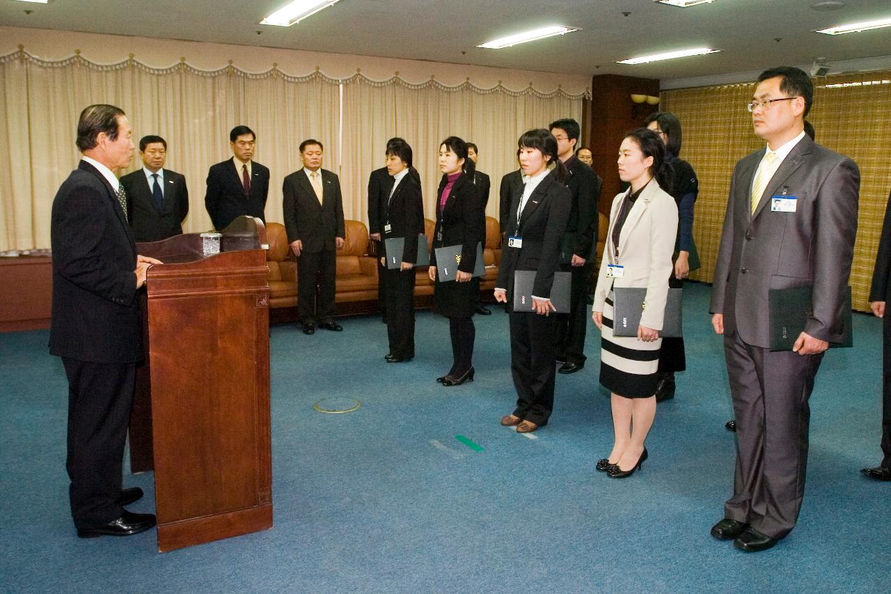 사령장을 교부하기 전 앞에 서있는 임원들과 마주보며 서 있는 시장님