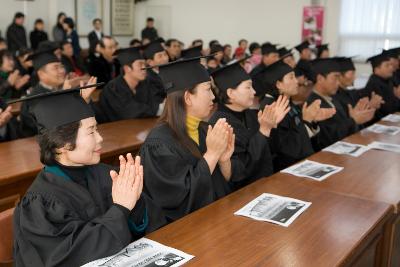 농촌지도사업 종합사업 보고회에 참석해 자리에 앉아 박수를 치고 있는 사람들