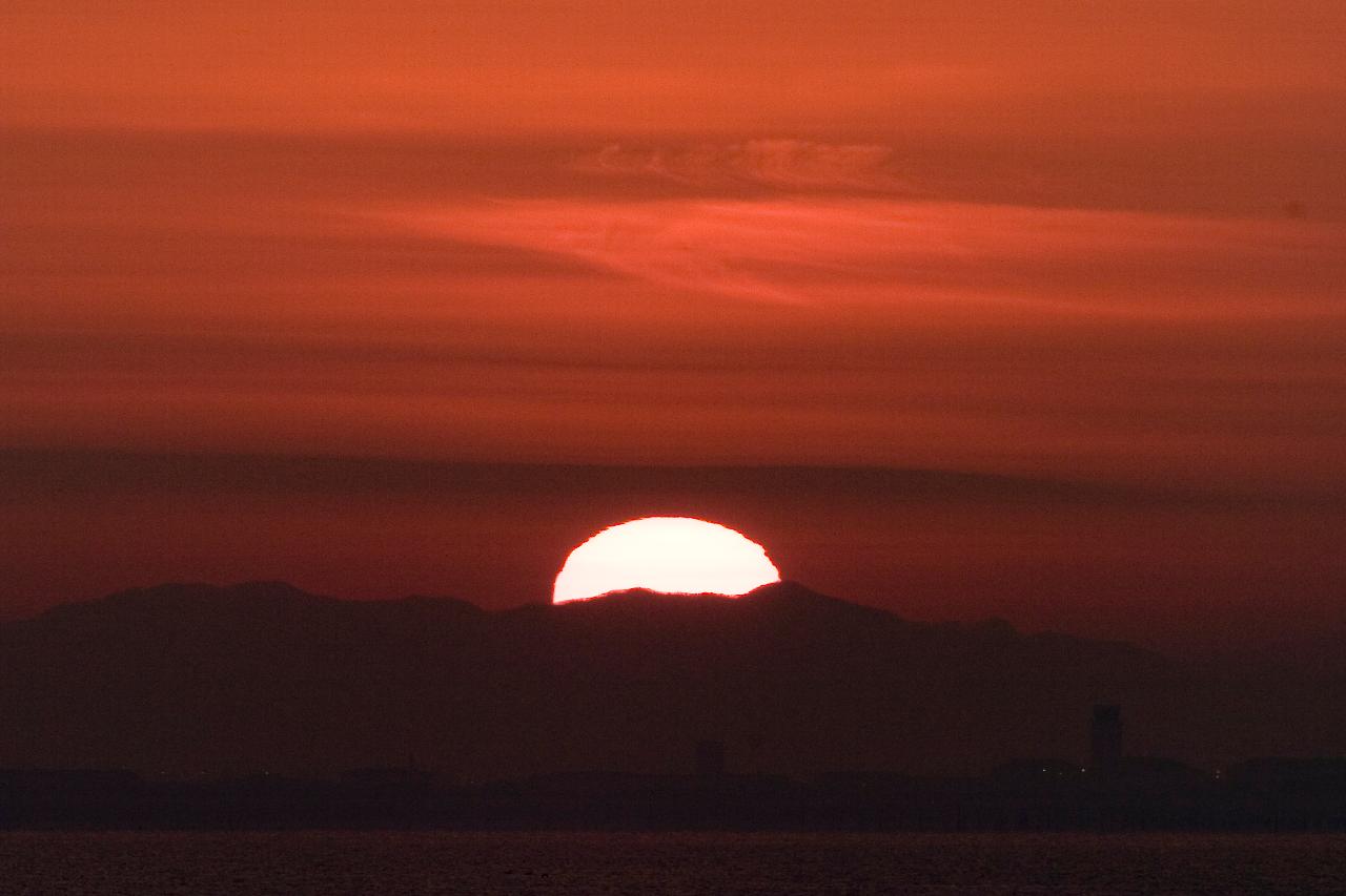 새만금에서 보이는 점점 올라오고 있는 해의 모습1