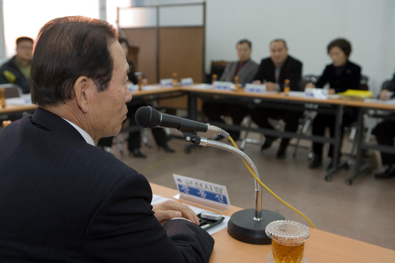 이통장협의회 간담회에 참석하셔서 자리에 앉아 계시는 시장님과 이통장들1