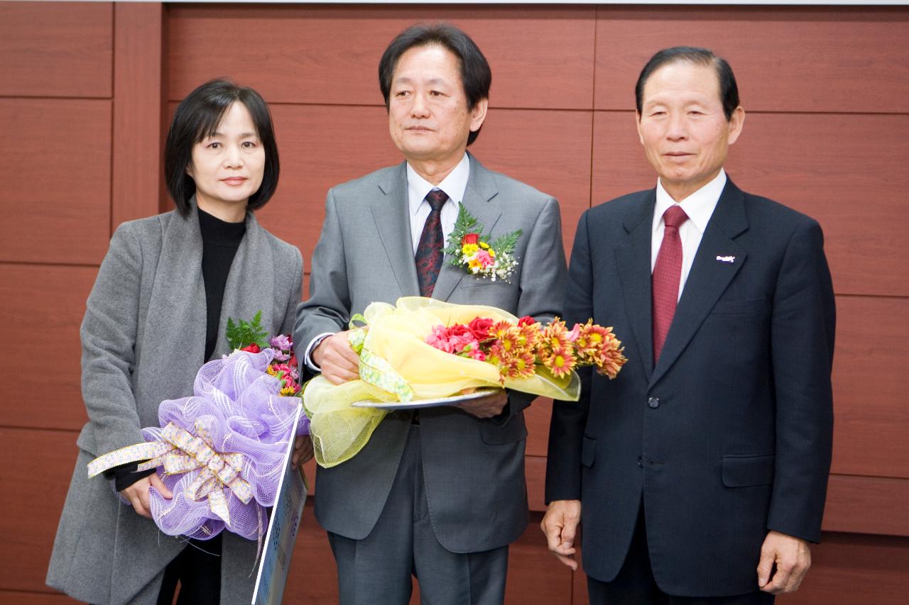 꽃다발과 상패를 들고 시장님과 사진을 찍고 있는 수상자들