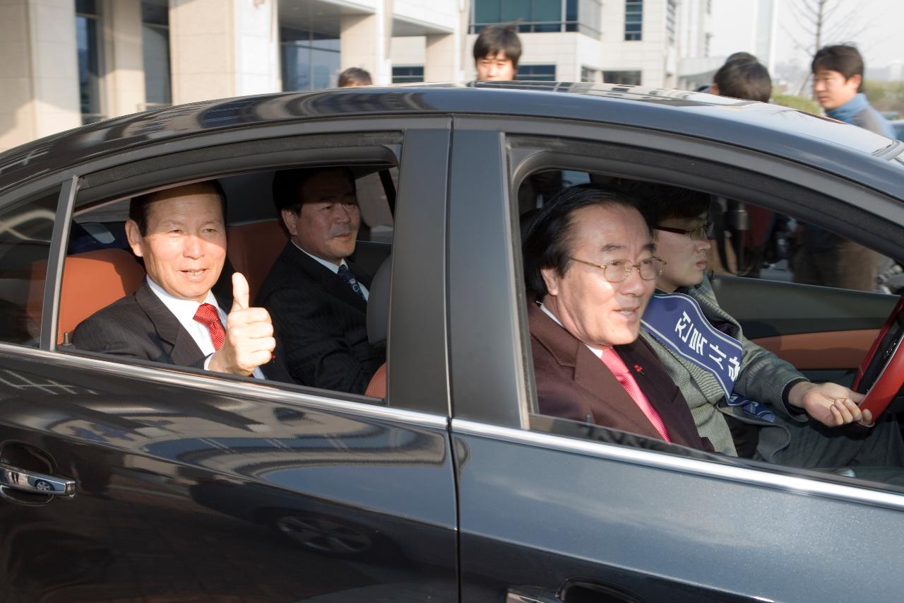 내고장 차사주기 발대식에서 차에 타고 있는 관련인사들과 창문으로 엄지손가락을 치켜올리고 있는 시장님