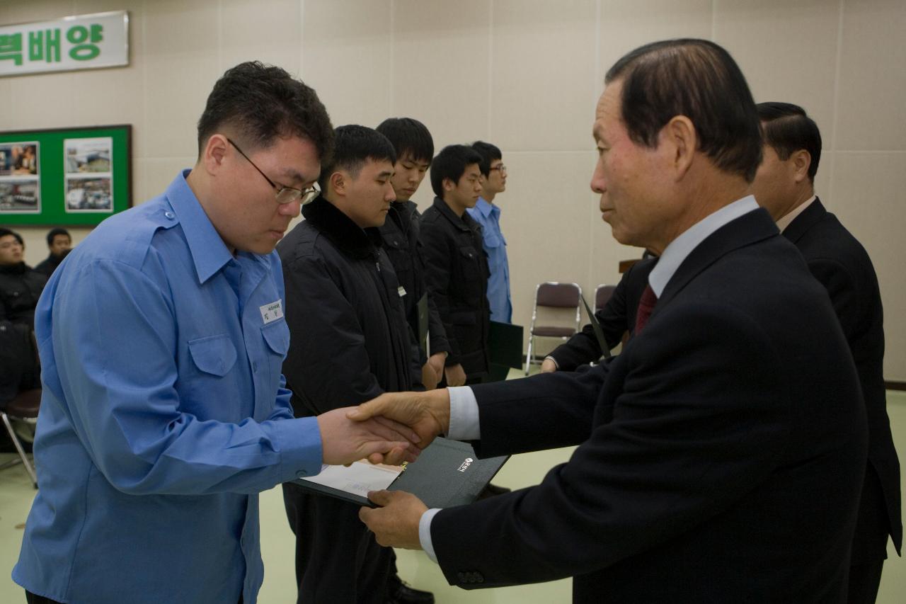 표창장과 상품을 수여하고 계시는 시장님5