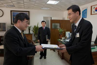 표창장을 수여하고 계신 관련인사2