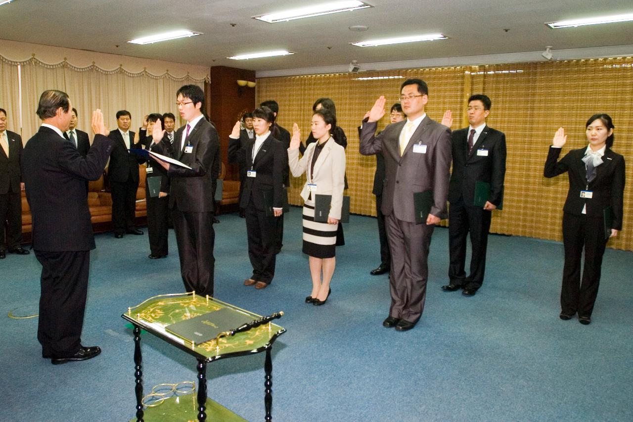 앞으로 나와 선서문을 읽으며 선서를 하고 있는 대표와 선서를 하고 있는 임원들과 시장님2