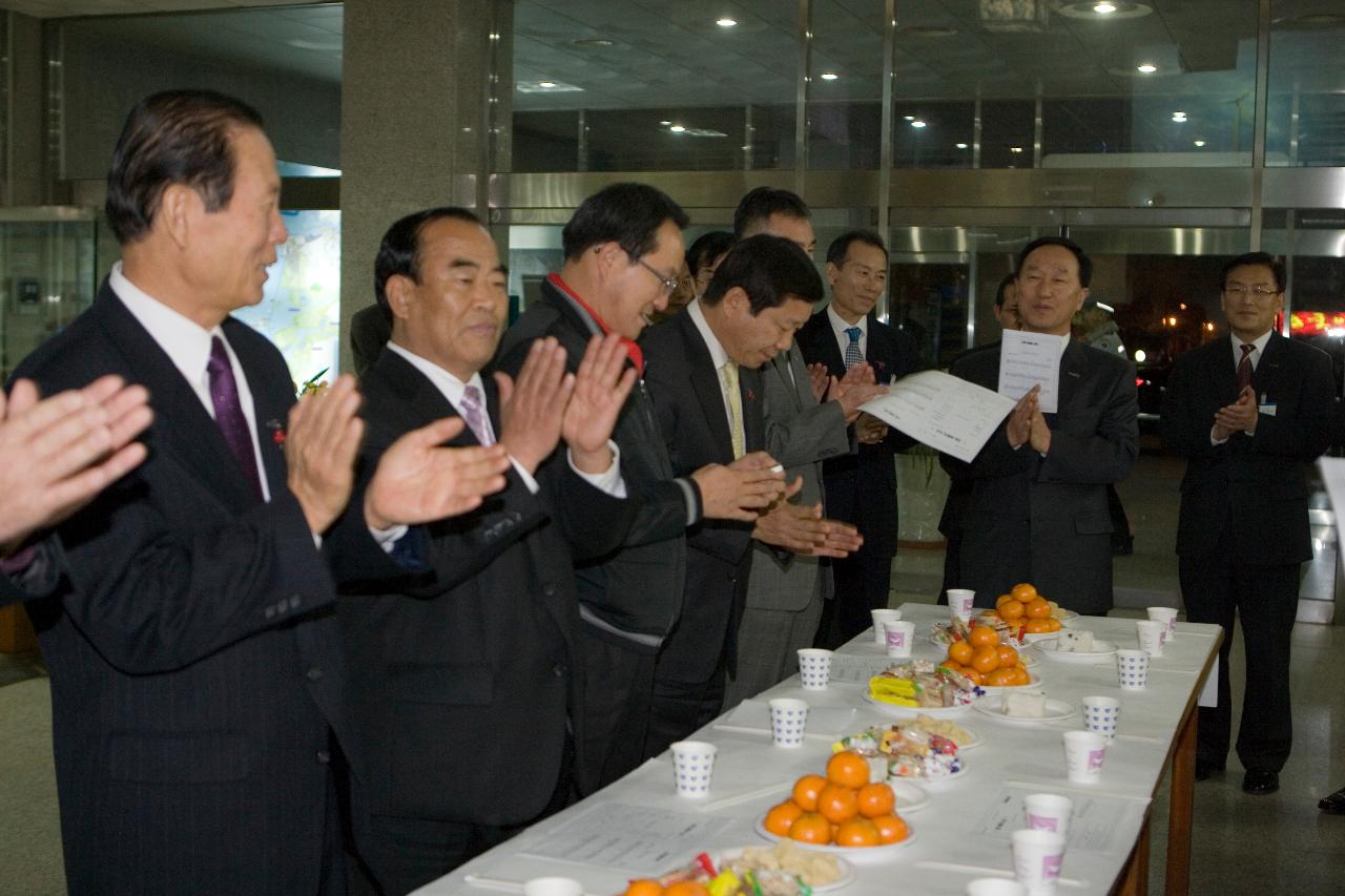 관련인사의 말씀이 끝나고 함께 박수를 치고 있는 시장님과 관련인사들