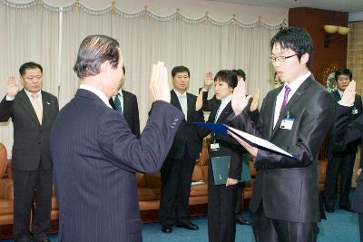 앞으로 나와 선서문을 읽으며 선서를 하고 있는 대표와 선서를 하고 있는 임원들과 시장님3