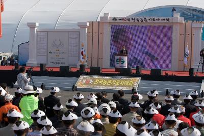 앞으로 나와 말씀하고 계신 시장님과 자리에 앉아 듣고 계신 사람들2