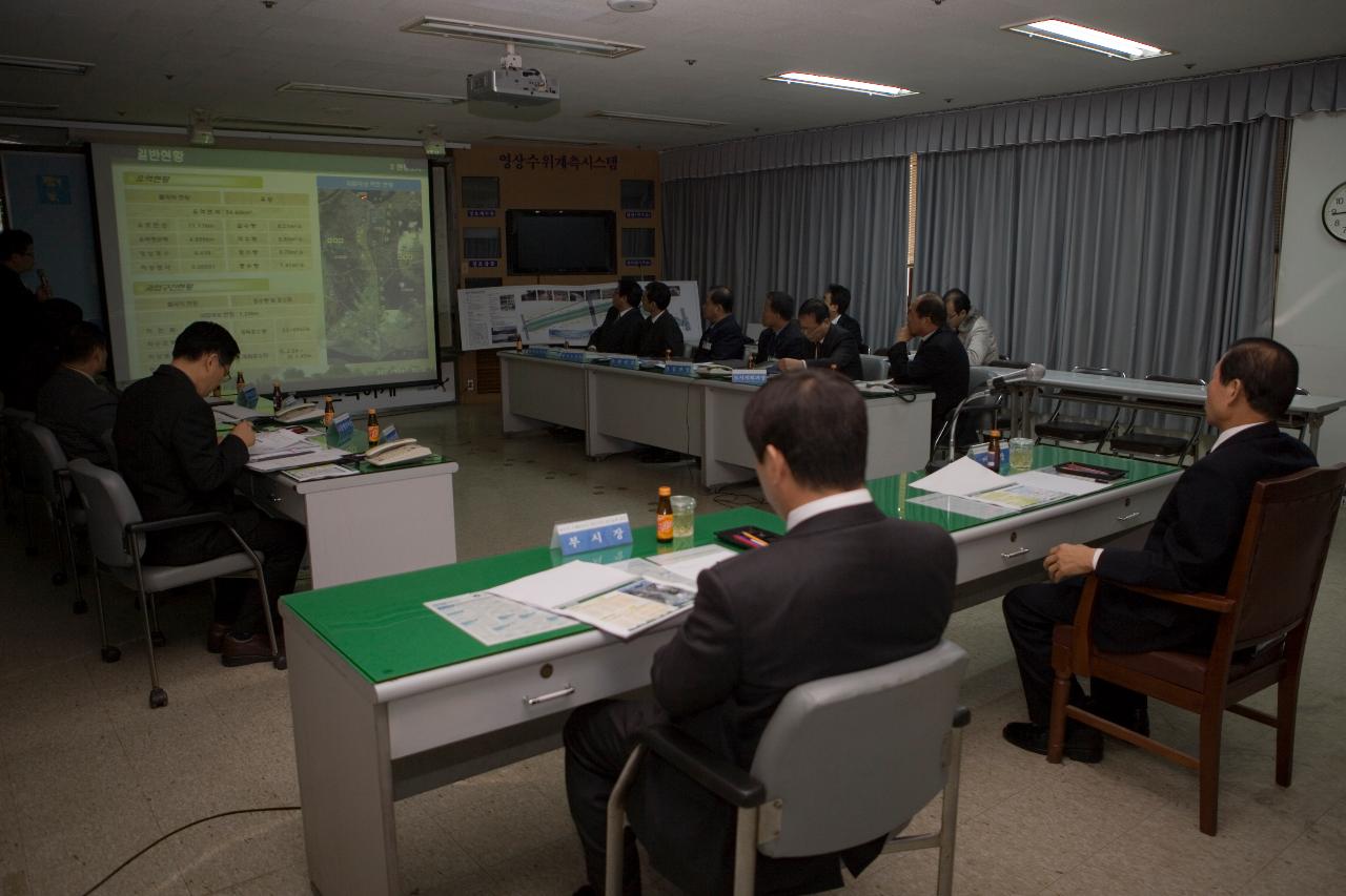 경포천 실사 중간 보고회에서 자리에 앉아 영상을 보고 계신 시장님과 임원들1