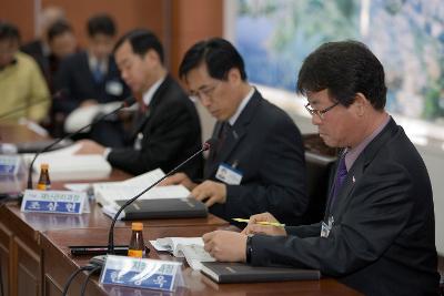 예산조기집행 추진 보고회에 참석해 자리에 앉아 자료를 보고 계신 과장님들1