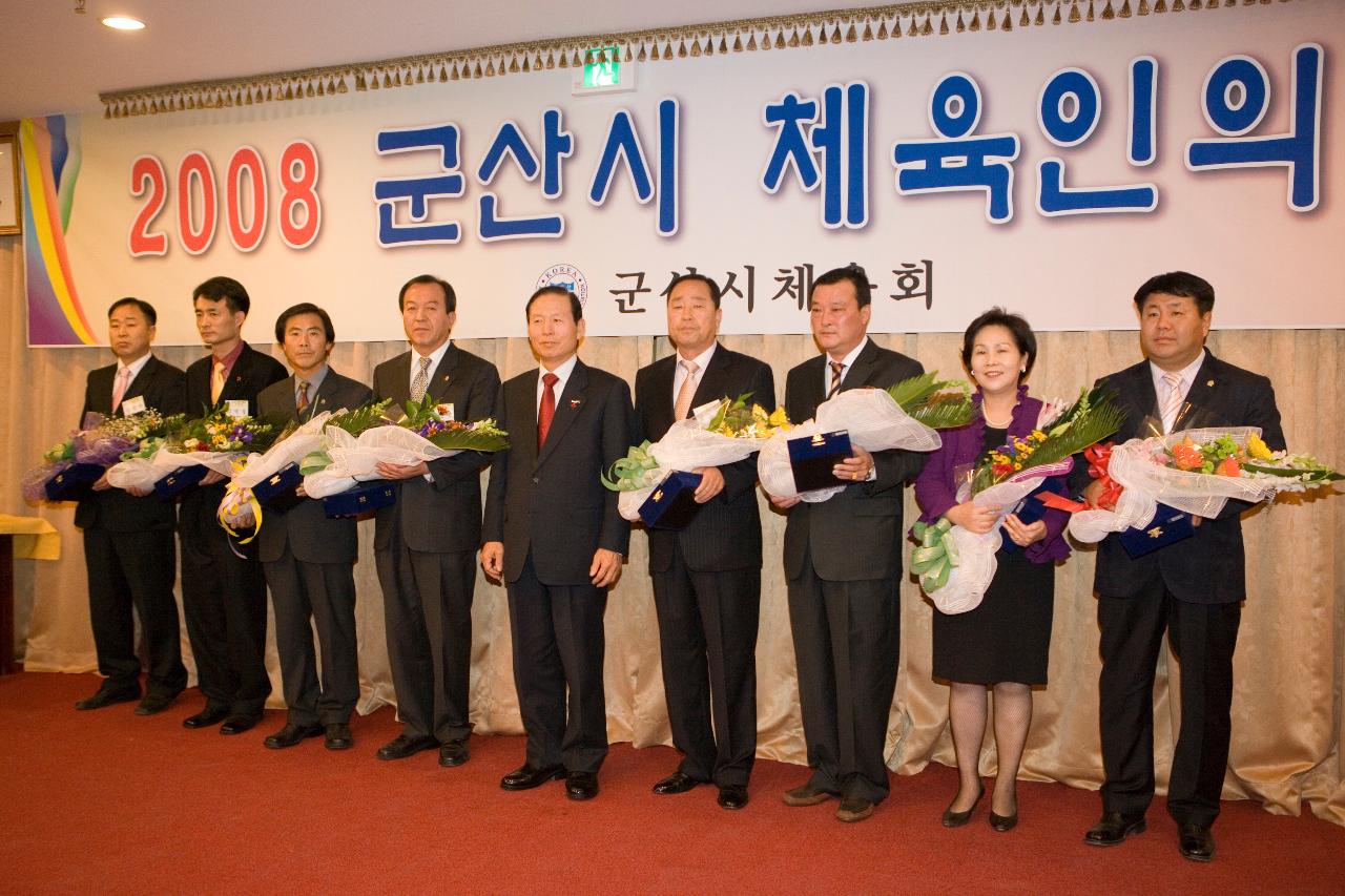 수여받은 꽃다발과 상패를 들고 시장님과 기념사진을 찍고 계신 관련인사들1