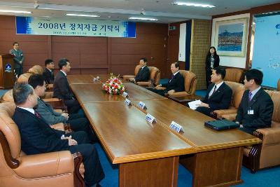 정치자금 기탁식에서 자리에 앉아 말씀을 나누고 계신 시장님과 관련인사들1