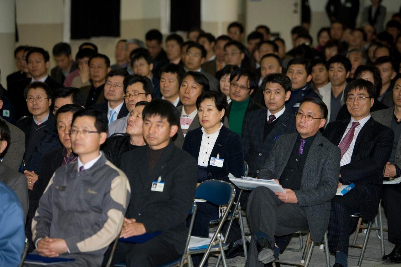 자리에 앉아 시장님의 말씀을 듣고 계신 관련인사들1