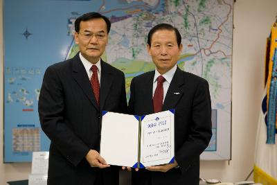 흥양산업 이웃돕기 성금전달 증서를 함께 들고 있는 시장님과 대표님