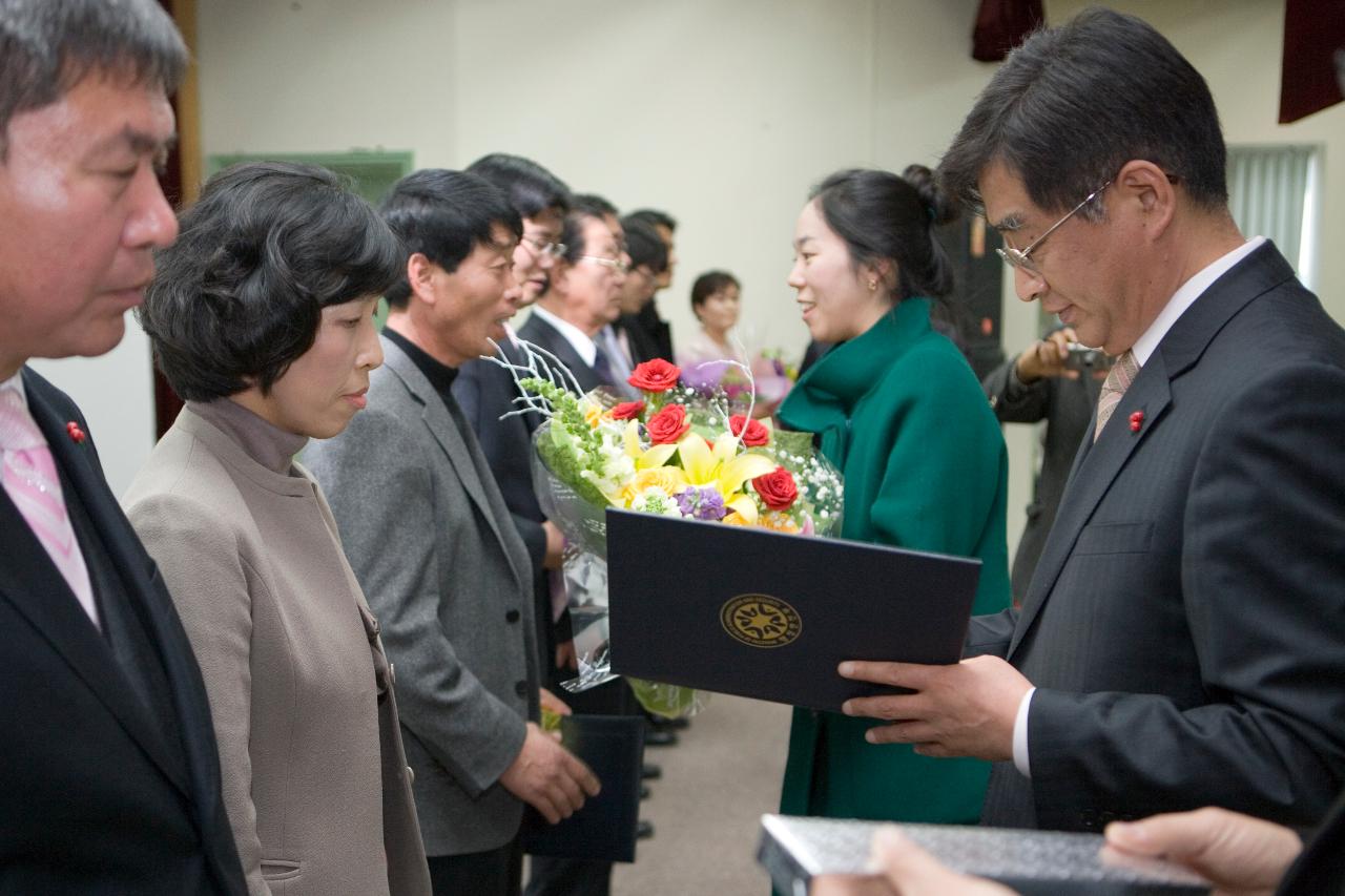 상장을 수여하고 계신 관련인사4