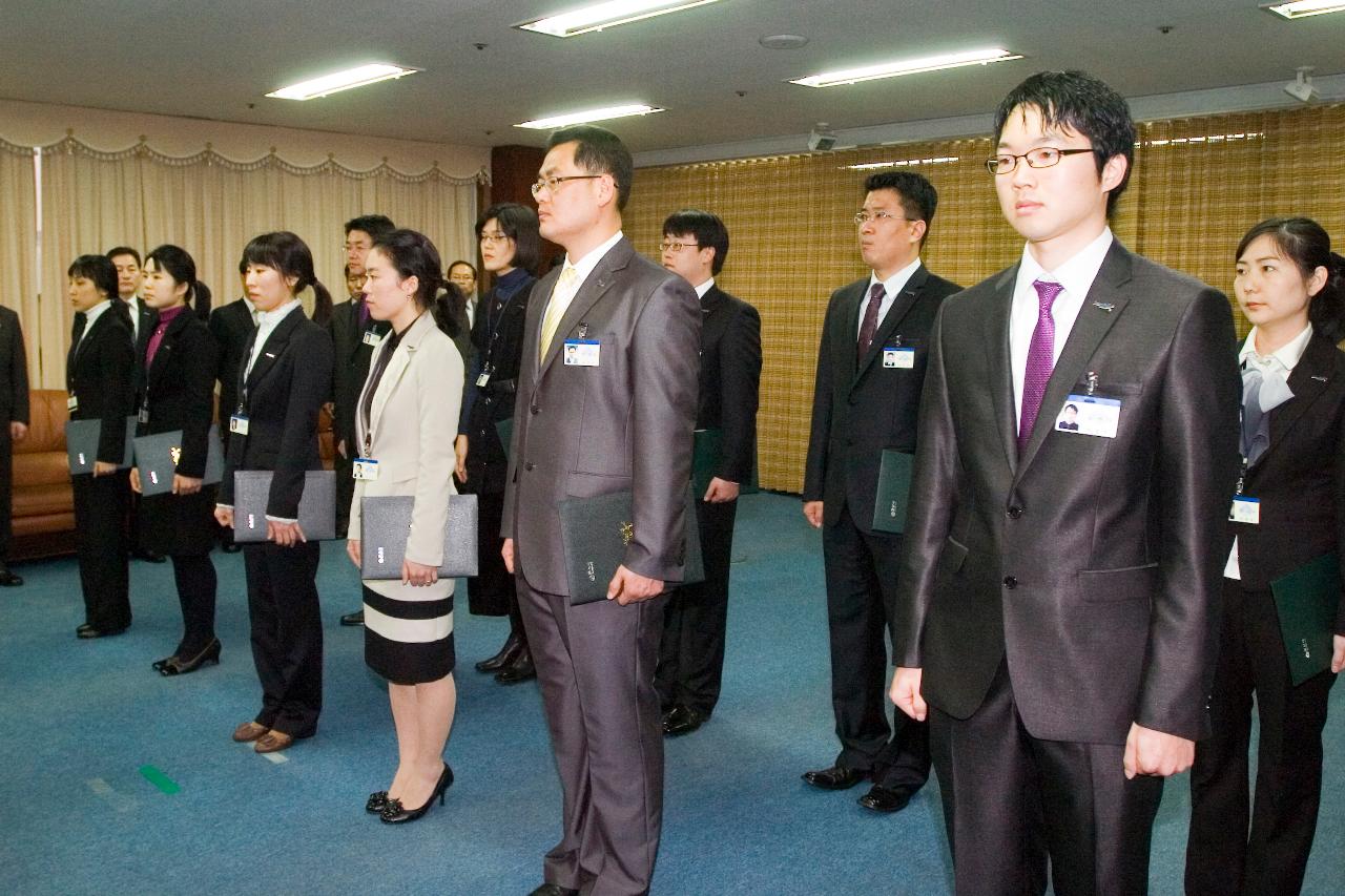 사령장을 교부받은 후 나란히 서 있는 임원들