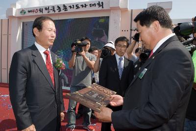 시장님께 상패를 수여하고 계신 관련인사