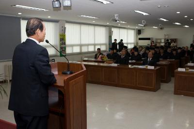 앞에서 말씀하고 계신 시장님과 자리에 앉아 듣고 계신 사람들3