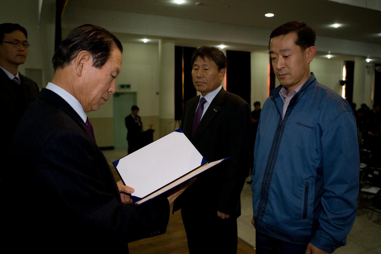 결연증서를 보고 계시는 시장님과 앞에 서 있는 관련인사들