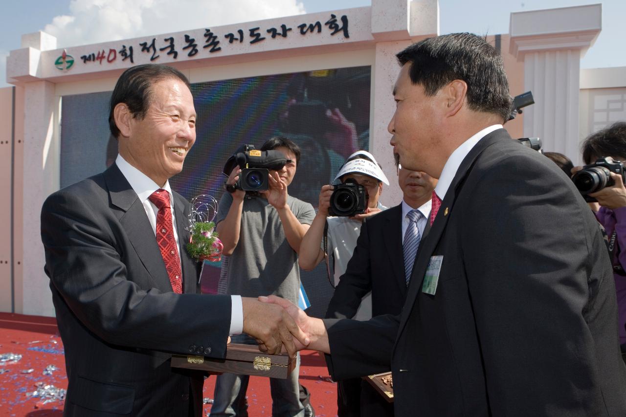 전국농촌지도자대회에서 관련인사와 악수를 나누고 계신 시장님