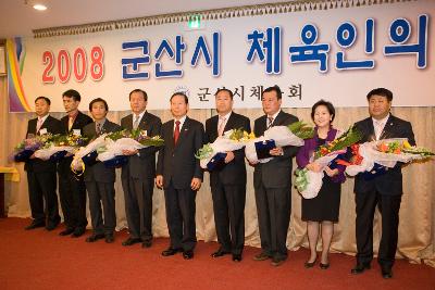 수여받은 꽃다발과 상패를 들고 시장님과 기념사진을 찍고 계신 관련인사들1