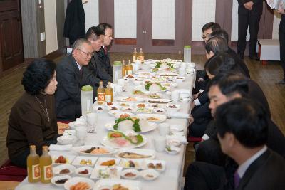 모두 자리에 앉아 말씀을 나누고 계신 모습