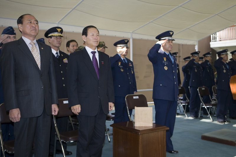 이취임식에서 경례를 하고 있는 군인들과 그 옆에 서 계시는 시장님과 관련인사