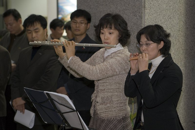 플룻과 오카리나로 연주를 들려주고 계신 모습