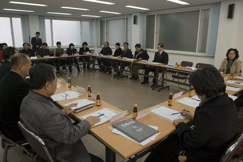 이통장협의회 간담회에 참석하셔서 자리에 앉아 계시는 시장님과 이통장들2