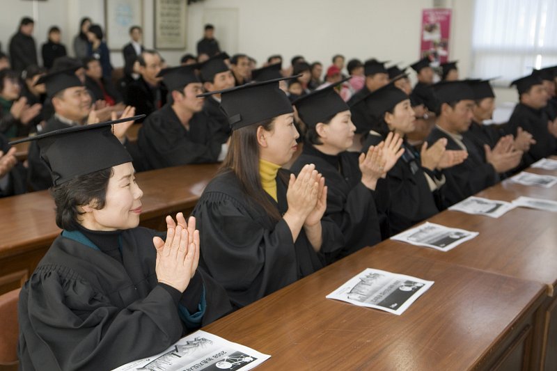 농촌지도사업 종합사업 보고회에 참석해 자리에 앉아 박수를 치고 있는 사람들