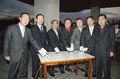 트리를 점등하는 버튼을 누르고 있는 시장님과 부시장님과 관련인사들사진(00002)
