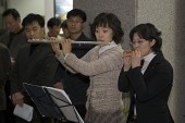 플룻과 오카리나로 연주를 들려주고 계신 모습사진(00006)