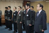 사령장을 교부받고 시장님 앞에 서 있는 임원들사진(00001)