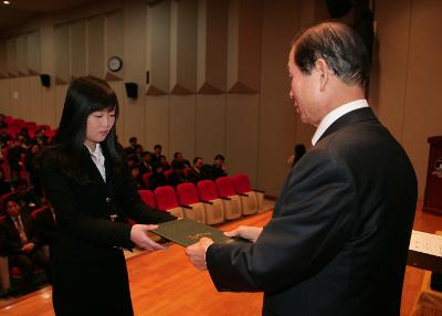 사령장을 교부받는 직원들15