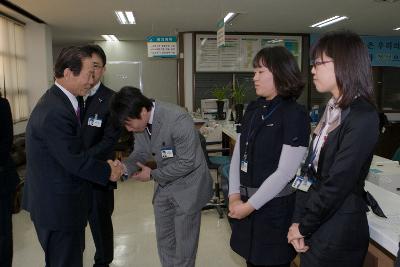 개정동시민들과 악수중이신 시장님