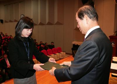 사령장을 교부받는 직원들13