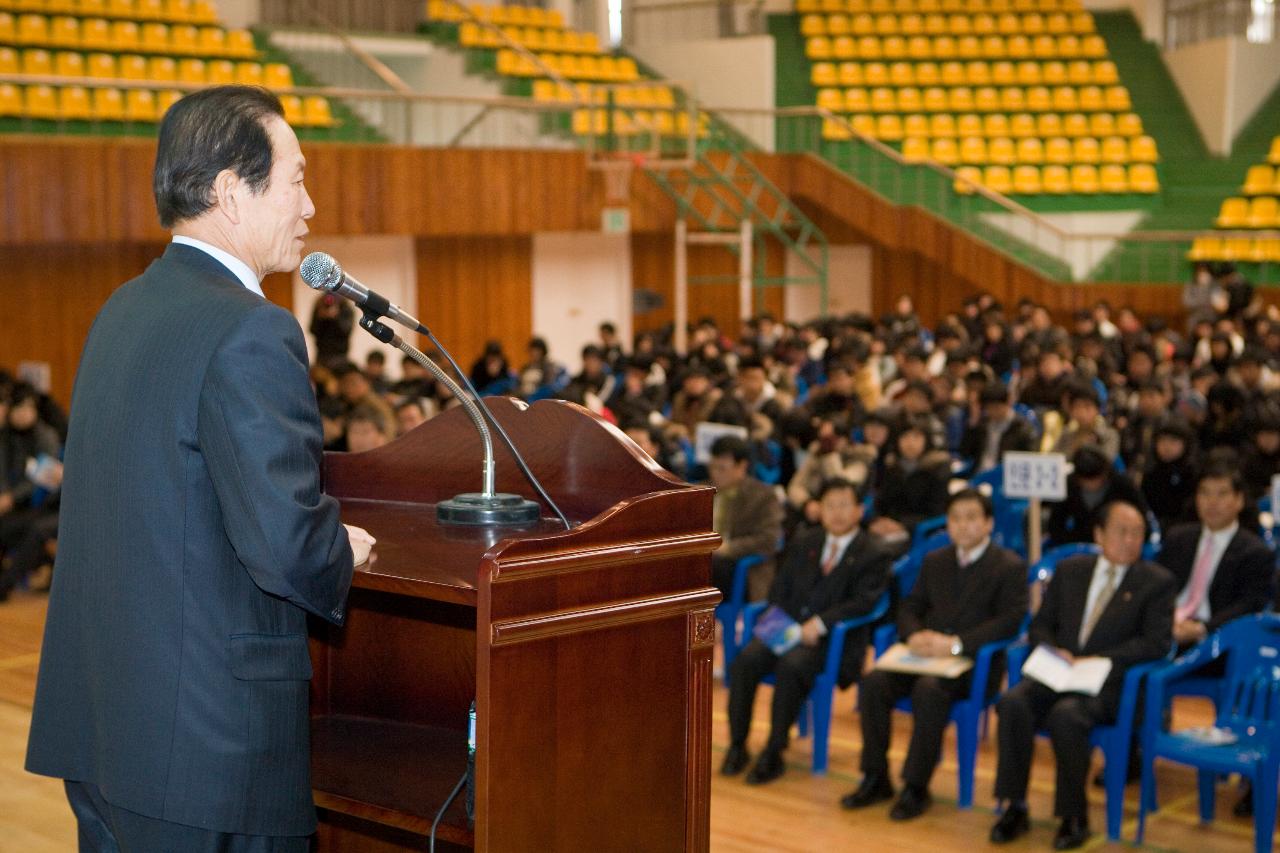 연설 중이신 시장님과 주말학력신장 프로그램 개강식에 참여한 임원들2