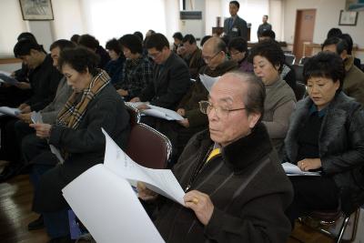 업무보고서를 검토중인 임원들3