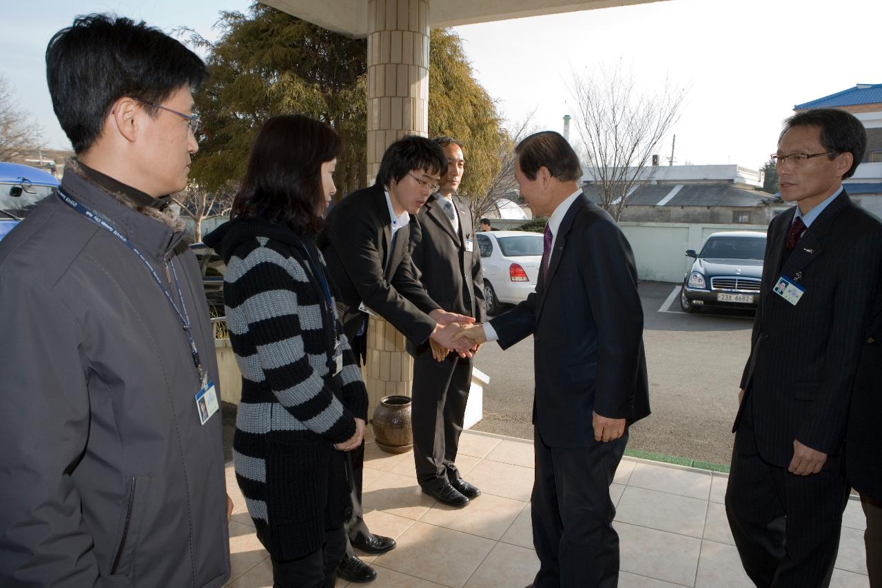 개정면 시민들과 악수를 나누고 계신 시장님1