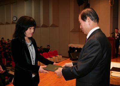 사령장을 교부받는 직원들10