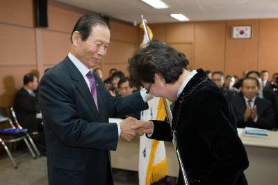 깃발전달식을 진행하시는 시장님