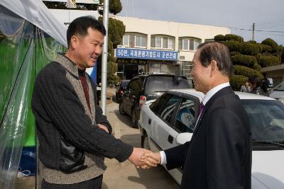 직원과 악수를 나누는 시장님