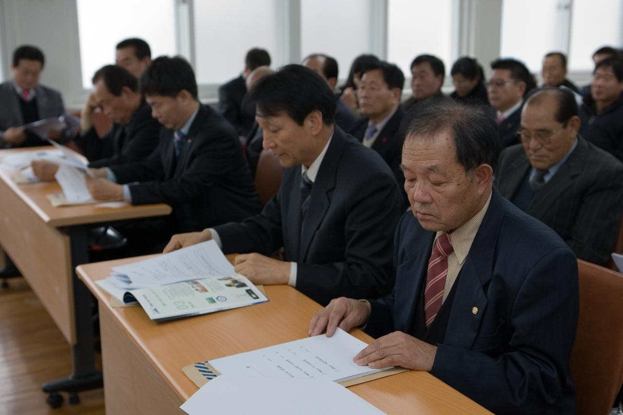 업무보고서를 검토중이신 임원님들1