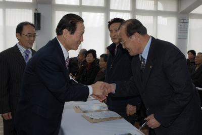 의원님들과 악수를 나누는 시장님2