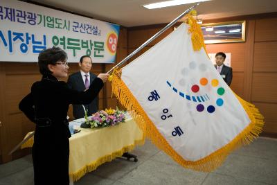 깃발을 흔드는 의원님