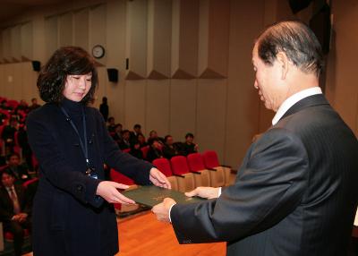 사령장을 교부받는 직원들2