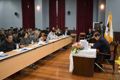 업무보고서를 검토중이신 시장님과 의원님들