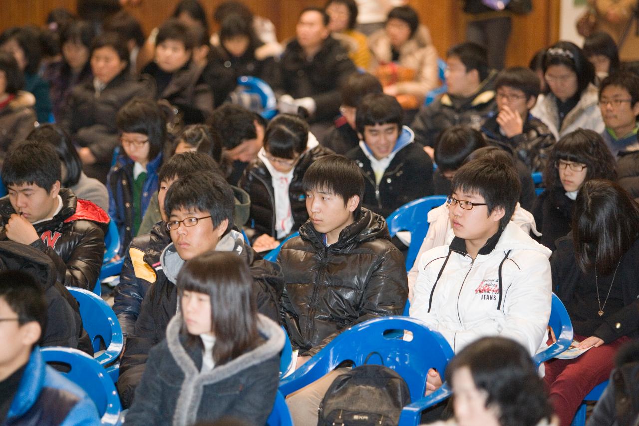 주말학력신장 프로그램 개강식에 참여한 경청하는 학생들1