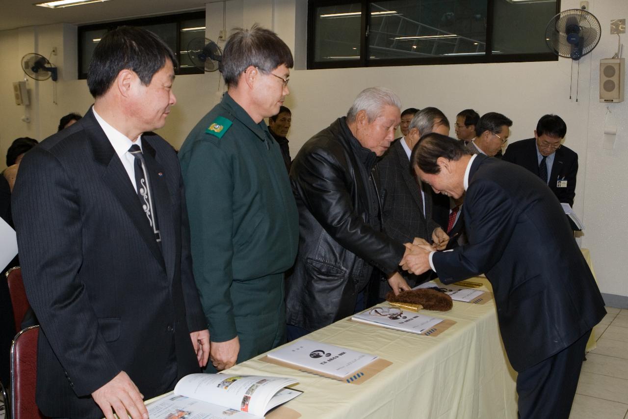 의원님들과 악수를 나누는 시장님2